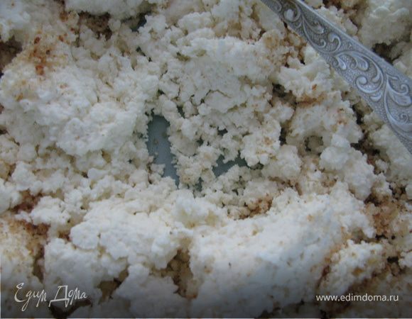 Творог протираем через сито или взбиваем в блендере.