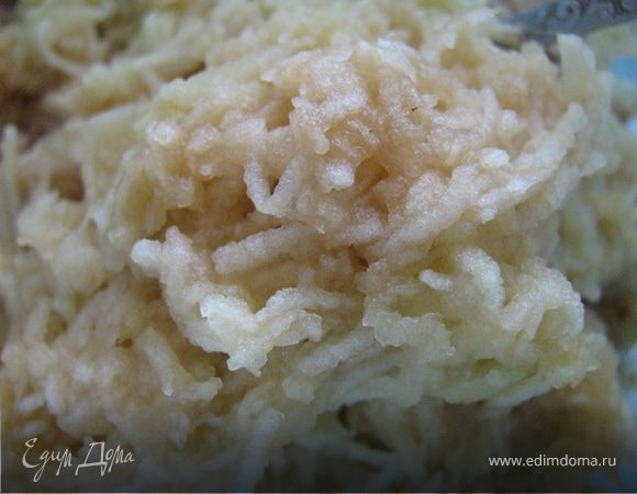 Яблоки очищаем от кожуры, удаляем сердцевину и натираем на терке.