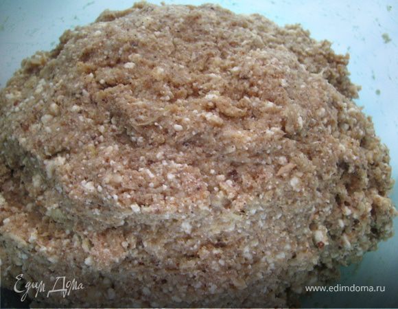 Поджаренные сухари, творог, тёртые яблоки, яйца, сахар,молотый миндаль и корицу перемешиваем до однородности. Получается довольно мягкое тесто.