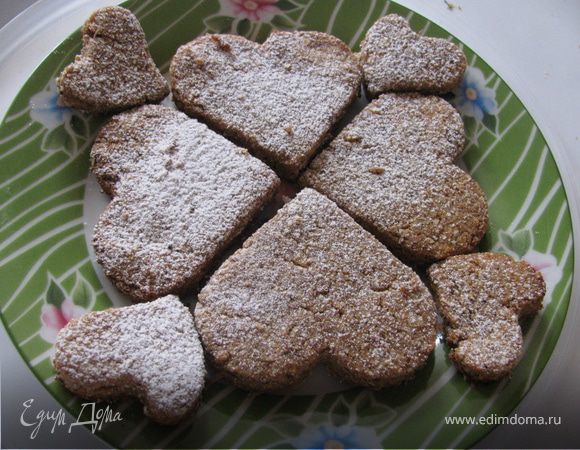 Когда готовое печенье немного остынет, посыпаем его сахарной пудрой. Оно получается достаточно мягким.