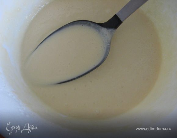 Замесить тесто из размягченного масла,яиц,сгущенки,муки,крахмала и соды(оно будет,как сметана)