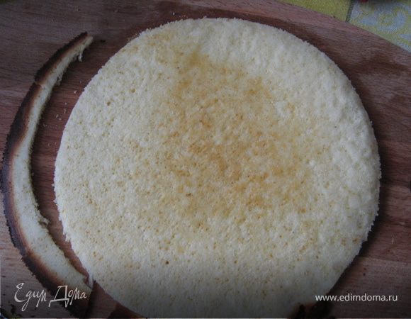 Выпечь по отдельности 3 коржа. Я пекла в разъемной форме,выстеленной бумагой.Внимание! Пекутся они быстро,проверять готовность палочкой.