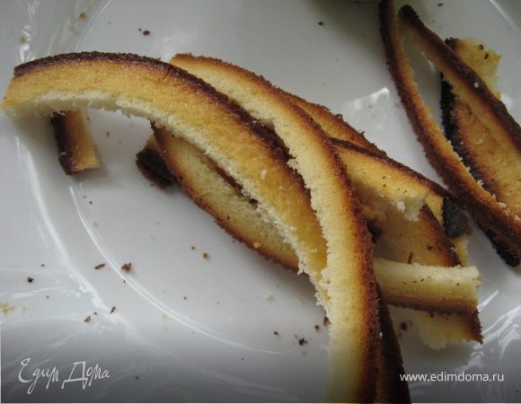 Готовый коржик я обрезала по форме подходящей мне тарелочки