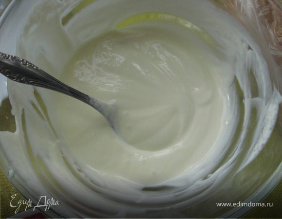Затем готовим крем: смешиваем хорошенько сметанку(я взяла 20%) с сахаром