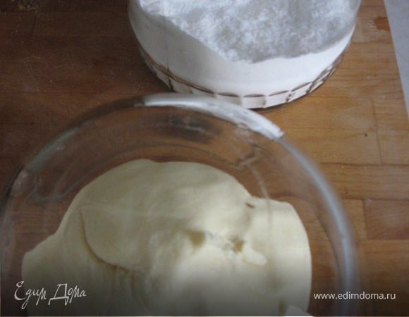 Растопила в микроволновке зефир с неб. кол-вом воды.Замесила мастику.