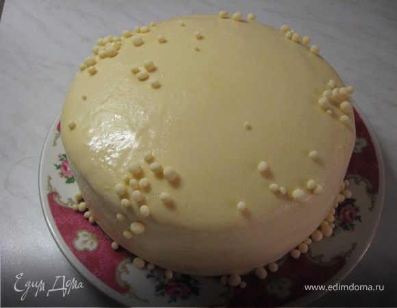 А когда начала раскатывать,почуяла неладное.Видимо,я сахар размолола недостаточно "в пыль". Мастика вышла непластичная. Я с трудом и нервами накрыла ею торт(она рвалась и липла к столу).А когда начала лепить розочки.........чуть не рыдала. Короче,усыпали мы с подружкой наш "королевский" бородавочками....