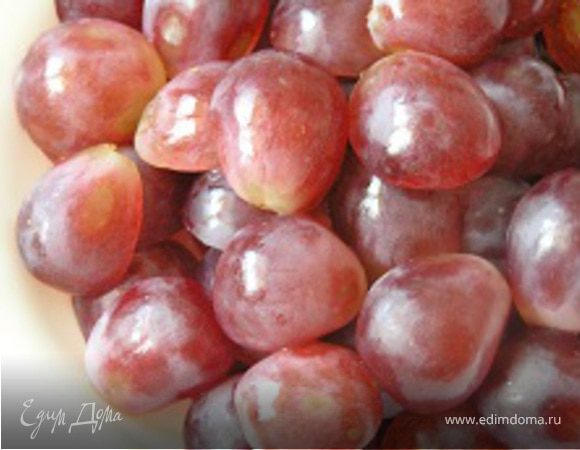 Виноград промыть, разрезать пополам, аккуратно вынуть косточки.