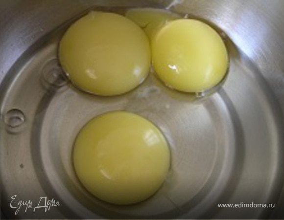 У двух яиц отделить белки от желтков. Желтки и 1 яйцо слегка взбить.