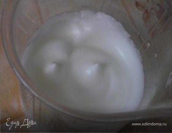 Взбить белки до мягких волн и осторожно добавить к основной массе.