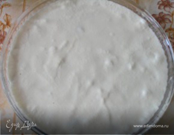 и залить оставшимся тестом. Выпекать в разогретой духовке до 200*С 25-30 минут.