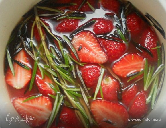 ***Не знаю почему, но интуитивно мне захотелось немного "замариновать" клубнику, думаю, смело можно обойтись и без этого*** Из 1 апельсина и 1/4 лимона выдавить сок, соединить с вином (50 мл+-), можно добавить немного теплой воды. ***На тот момент я еще не знал, что соберусь добавлять ром, но на самом деле наличие вина и рома никакого диссонанса не внесло***. Положить розмарин, клубнику (разрезать пополам), оставить клубнику на 30-60 минут. 