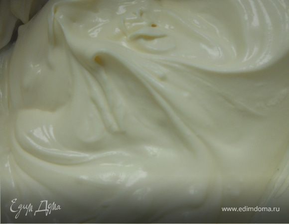 Для крема соединить маскарпоне с желтками и сахарной пудрой, размешать до однородного и блестящего состояния. 