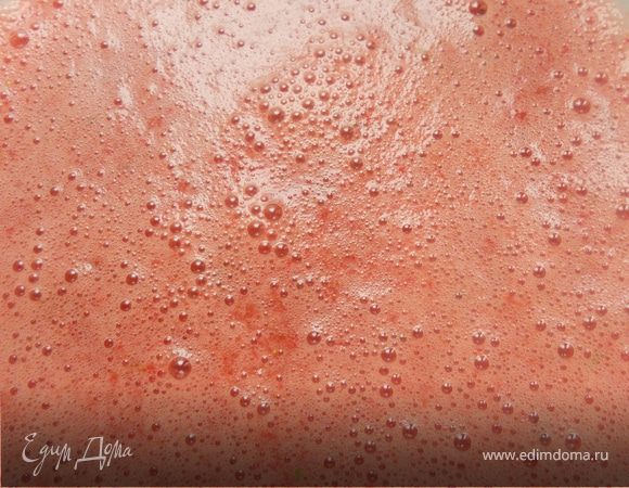 Несколько ягод (штук 7-9) клубники соединить с ромом, небольшим количеством жидкости, в которой "мариновалась" клубника. ***Как оказалось, клубника не очень ярко пропиталась розмариновым ароматом, поэтому я добавил еще несколько листиков в "мусс"***. Взбить в блендере несколько секунд. 