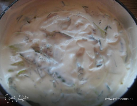 Духовку разогреть до 180 градусов. Поставить форму и убавить сразу огонь. Запекать  около 45 минут. Но нужно вилочкой пробовать. Скорость приготовления зависит от сорта картофеля. 
И еще, оказывается, что для этого люда больше подходит старый картофель, так как в нем больше крахмала.
Когда картофель мягкий,  сверху аппетитная корочка, а по дому "ходят" вкусные запахи - наш гратен готов. Приятного аппетита.