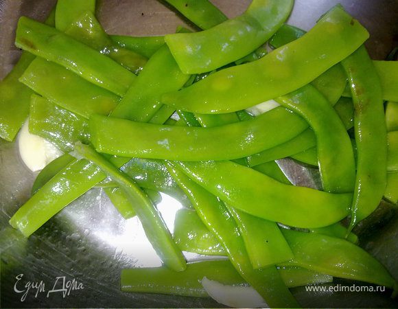 Для "винегрета" смешать все составляющие в миске и оставить настаиваться, пока готовится салат. Готовим овощи. Фасоль отварить в большом количестве солёной воды минут 5, откинуть на дуршлаг и окатить холодной водой или подержать на льду - тогда она будет "плотная" и не потеряет свой цвет. Рзогреть 2 ложки оливкового масла, добавить раздавленную дольку чеснока, затем фасоль. Готовить пару минут до мягкости или одну минуту, если любите чтоб фасоль хрустела. Полить еще слегка оливковым маслом, чайной ложкой винного уксуса или лимонным соком.