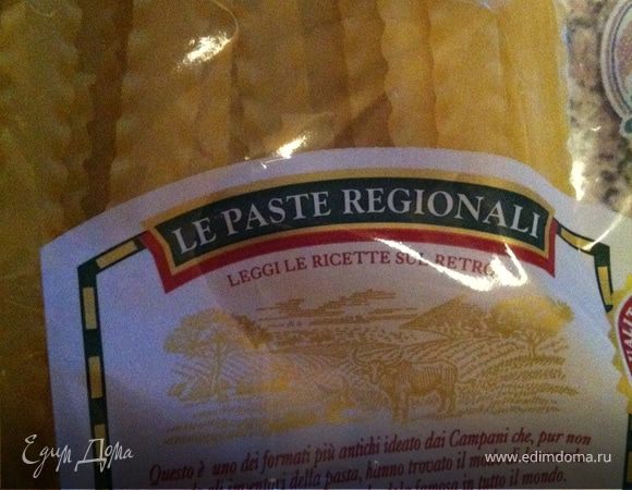 Фетучини отправляем в кипящую подсоленную воду. Я туда всегда добавляю капельку оливкового масла. Пока варится – делаем соус.