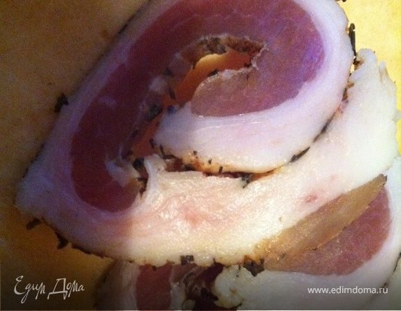 На сковородку с разогретым оливковым маслом отправляем мелко нарубленный чеснок и панчетту. У меня панчетта получилась достаточно соленая, так что я потомсоус не солила. 