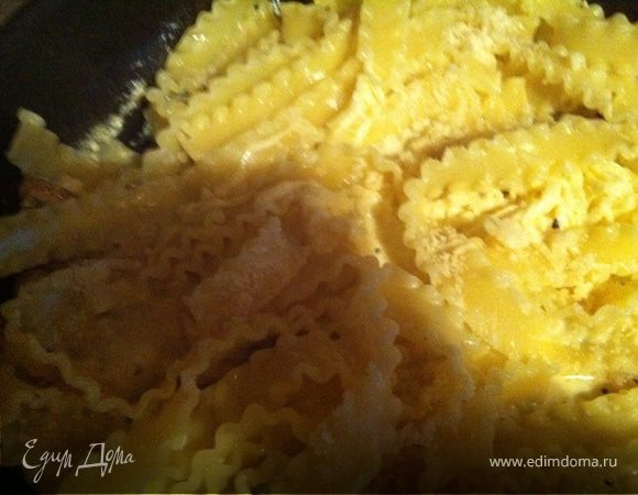 Фетучини откинули на дуршлаг, переложили в сковородку с чесноку и панчете, залили соусом и выпариваем, изредка помешивая минут 5. Все, наше блюдо готово, извиняюсь за качество фотографий на сей раз, фотоаппарат на кухне отсутствовал! Всем приятного аппетита!