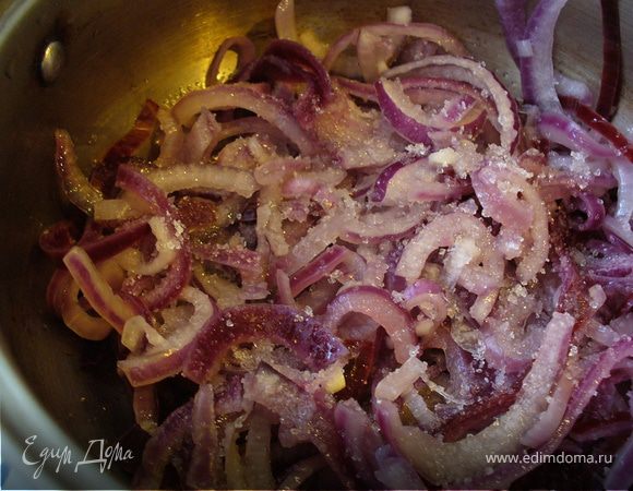 Откинуть на дуршлаг, чтобы стекла вода, добавить сахар