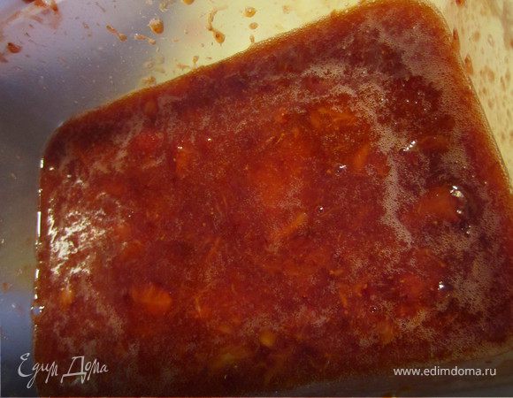 Клубнику вымыть. 
Очистить от листиков.
Поместить в глубокую посуду, засыпать сахаром.
И подавить.
Можно измельчить блендером, тогда пюре будет без комочков.
Но интересней получается если ее подавить, оставив кусочки клубники.
Пюре вылить в лоточки, закрыть, поставить в морозилку.

