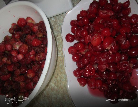 Клубнику вымыть, очистить от листиков, если клубника крупная разрезать на 4ре части.
Вишню вымыть, удалить косточки.