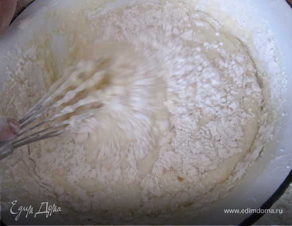 Теперь добавлять понемного муку.