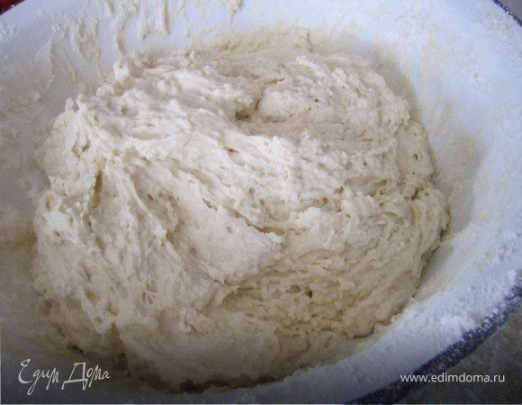 Когда тесто станет гусноватым, притрушиваем стол мукой, выкладываем тесто на стол.