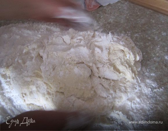 Еще неиного подмешиваем.
Тесто получается "живым" оно не должно быть такое как на обычные вареники и пельмени, оно может немного плирипать к рукам.