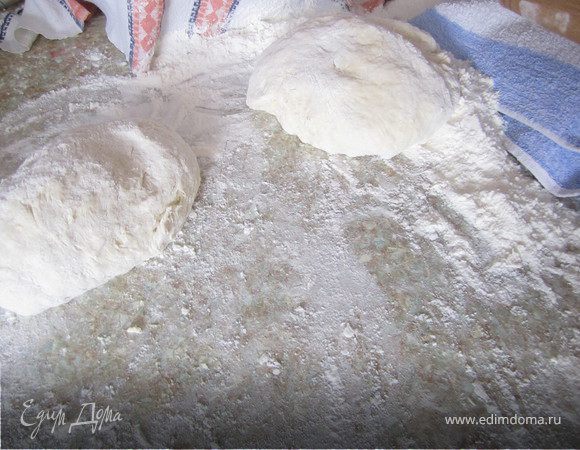 Делим тесто на частии. Часть с которую отложили, накрыть полотенцем.