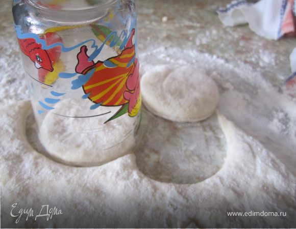 Стаканчиком вырезаем кружочки.