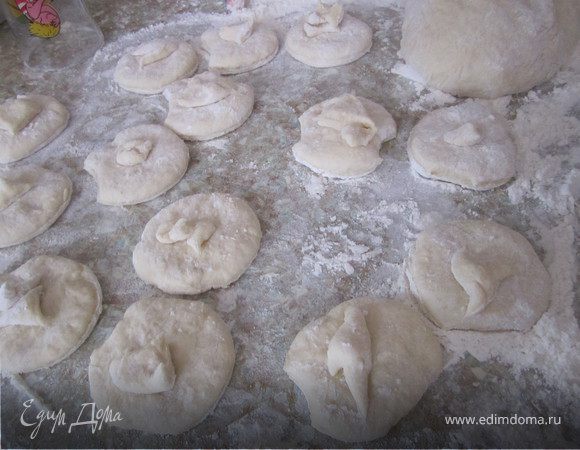 Остатки теста, положить в кружок.
Кто-то спросит почему.) можно ведь домесить и снова раскатать..а нет) такое тесто лучше не домешивать, оно не будет таким пышным.