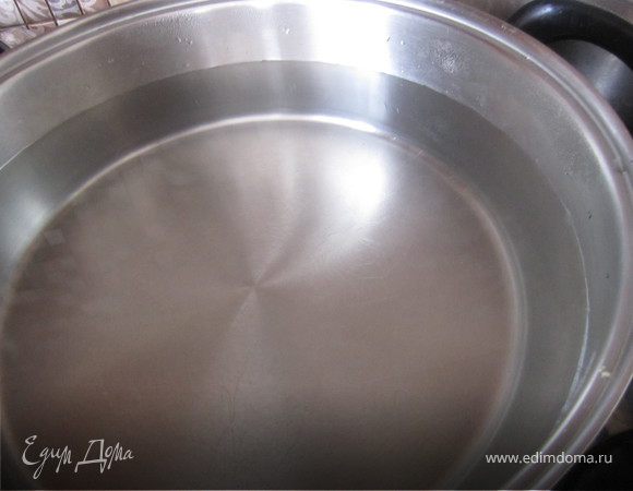 В кастрюлю налить воду.