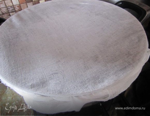 Накрыть марлей. Марлю закрепить резинкой, чтобы при варке вареников она не провисала.
Каструля должна плотно закрыватся высокой крышкой.
Поставить на огонь ,что бы вода кипела.
В это время лепим вареники.
