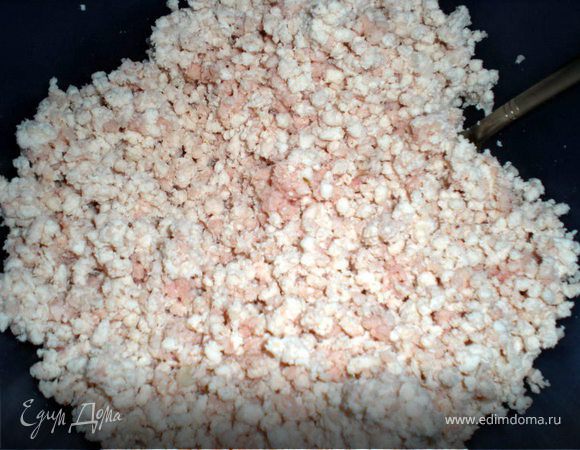 Куриное филе отварить до готовности,охладить.Пропустить через мясорубку куриное филе и ветчину.