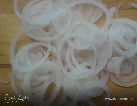 Лук нарезать тонкими кольцами
