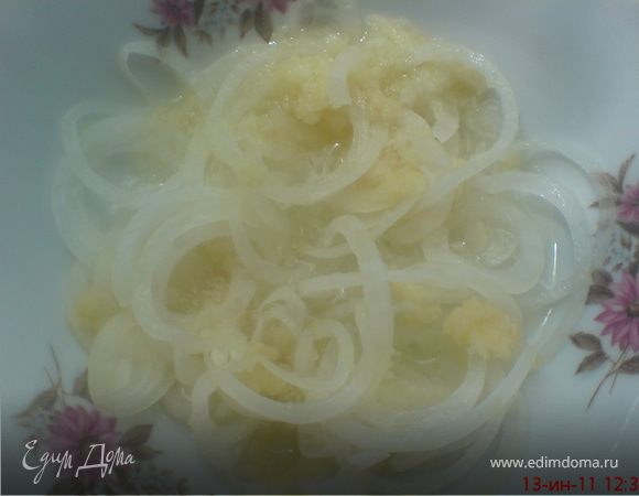 лук и чеснок соединить и залить смесью воды и уксуса,накрыть и поставить в холодильник на 30 мин.