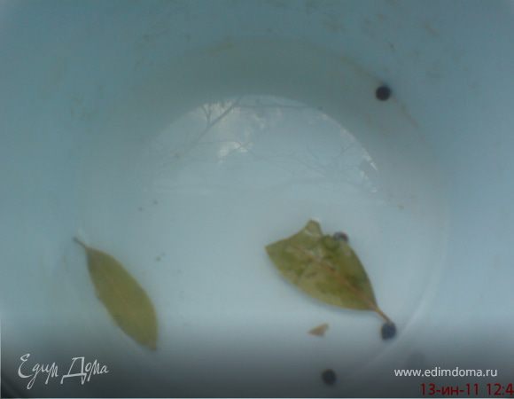 для маринада соединить сахар, соль.лавровый лист,душистый перец-горошек с водой,довести до кипения и добавить уксус:маринад остудить