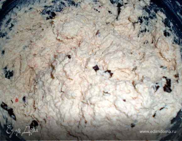 К фаршу добавить белый соус,посолить,поперчить по вкусу(помните,что соус вы тоже уже посолили)и добавить лимонную цедру,тут я самовольно добавила базилик.Хорошо перемешать.