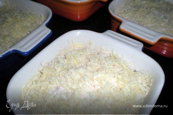 Формы для запекания смазать жиром и выложить приготовленную смесь.Сыр натереть и посыпать тимбале сверху.