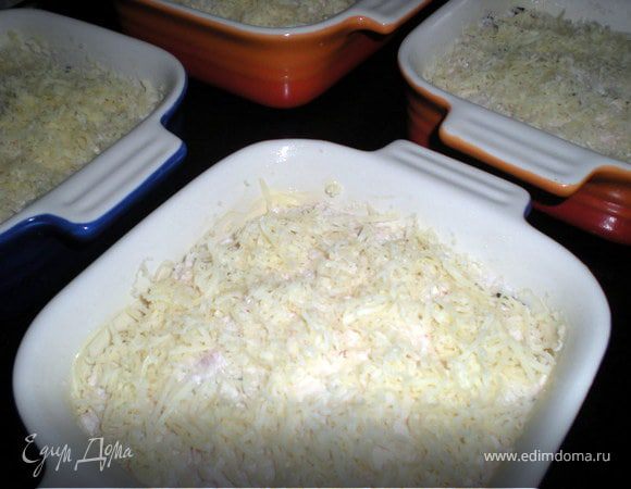 Формы для запекания смазать жиром и выложить приготовленную смесь.Сыр натереть и посыпать тимбале сверху.