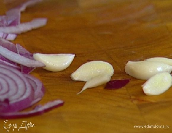 Лук и чеснок почистить.