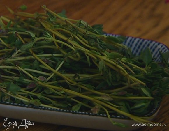 Добавить 2 зубчика чеснока, шалфей, тимьян, накрыть крышкой и варить до готовности.