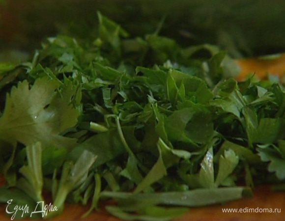 Тархун, базилик, петрушку, укроп и мяту мелко порубить.