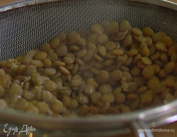 Из кастрюли с готовой чечевицей вынуть травы и чеснок, воду слить и сохранить.