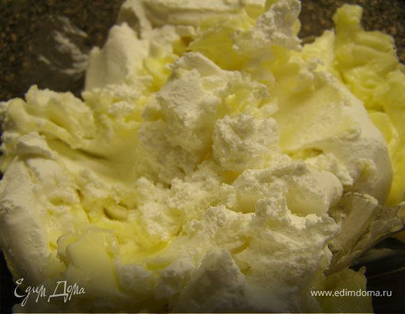 Масло и творог перемешать вилкой.