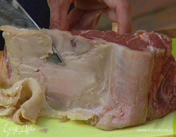 С мяса срезать лишний жир и обмазать его оливковым маслом. 