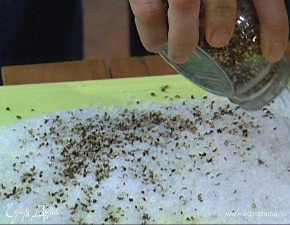 На разделочную доску насыпать соль и перец, перемешать.