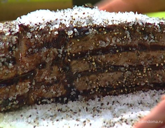 Со всех сторон обвалять обжаренное мясо в специях. 