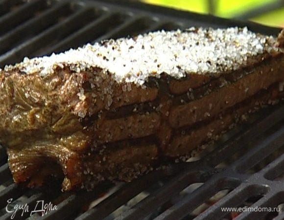 Вернуть мясо на гриль и обжаривать по 7 минут с каждой стороны. 