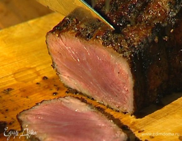 Дать ростбифу отдохнуть 10 минут, затем нарезать и сбрызнуть оливковым маслом. 
